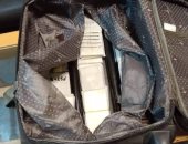 ضبط مضيفة بالمطار تهرب هواتف بقاع سحرى أسفل حقيبتها خلال عودتها من الصين