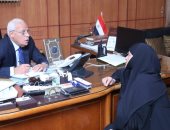 صور.. محافظ بورسعيد يستقبل المواطنين ويوجه رؤساء الأحياء بسرعة حل شكاويهم