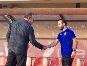 كيف احتفل أفشة برباعية الأهلى فى الإنتاج؟.. صورة مع الخطيب تجيب