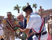 فيديو وصور.. محافظ جنوب سيناء ومدير الأمن يضعان اكليلا من الزهور على النصب التذكارى لشهداء