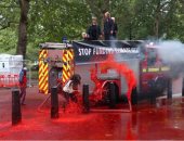 نشطاء مدافعون عن البيئة يرشون طلاء أحمر على واجهة وزارة المالية البريطانية