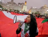 صور.. الآلاف يتظاهرون فى بيرو دعما لقرار الرئيس مارتن فيسكارا بحل البرلمان