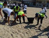 صور .. شباب 12 دولة عربية يشاركون في تجميل شاطئ "أبوقير" بالإسكندرية