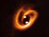 صورة لنجمين يولدان فى دوامة من الغبار على بعد 600 سنة ضوئية عن الأرض