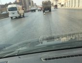 قارئ يرصد سيارة تابعة لشركة نظافة تسير بلا غطاء وتنشر القمامة على الدائرى