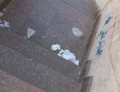 شكوى من انتشار القمامة على كوبرى مشاة الجامعة القاهرة
