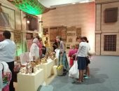 صور.. توافد سياح على معرض تراثنا لشراء الحرف اليدوية والتراثية 
