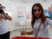 سلوى سماوى زوجة نبيل القروى تدلى بصوتها فى الانتخابات التشريعية التونسية.. صور 