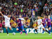 برشلونة ضد إشبيلية.. سواريز يسجل هدف البارسا الأول من مقصية رائعة.. فيديو