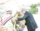 فيديو وصور .. محافظ كفر الشيخ يضع اكليل الزهور على قبر الجندى المجهول 