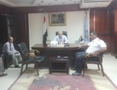 رئيس مدينة إسنا يعقد اجتماعا لحل أزمة موقف السيارات العشوائى بمنطقة الشيخ أحود