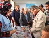 صور.. محافظ مطروح يتابع مبادرة "نور حياة" للكشف على 30 ألف طالب