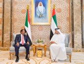 منصور بن زايد يستقبل رئيس وزراء السودان عبد الله حمدوك