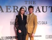 صور.. إيدي ريدمان يحضر مع زوجته عرض فيلمه الجديد The Aeronauts فى لندن 