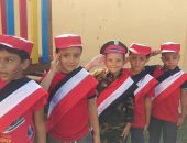 أطفال أحد المدارس بالهضبة الوسطى يحتفلون بانتصارات أكتوبر بتحية العلم