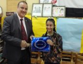 صور.. "تعليم القليوبية" تكرم طالبة لمشاركتها فى مسابقة دولية بالهند