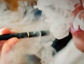 صحيفة بريطانية: ارتفاع قتلى السجائر الإلكترونية لـ26.. وإصابة 1080 بأمراض الرئة