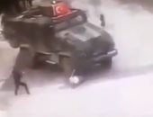 فيديو .. القوات التركية تدهس عجوزا كردية بدم بارد