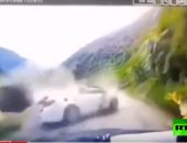 شاهد.. سقوط صخرة عملاقة على سيارة فى الصين