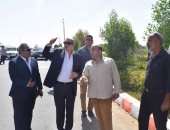 صور.. محافظ المنيا يتابع منظومة النظافة وتطوير الميادين بمركزى مطاى وبنى مزار