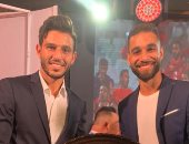 صورة.. عمرو السولية يحتفل بـ"درع الدورى" برفقة شريكه فى الأهلى