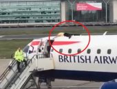 شاهد.. ناشط بريطانى يتسلق سطح طائرة لوقف إقلاعها بسبب التغير المناخى