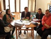 صور.. نائب محافظ القاهرة يترأس اجتماعا بروضة السيدة لحل مشاكل التسكين