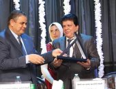 صور.. رئيس جامعة كفر الشيخ يكرم أوائل الخريجين والفائزين فى المسابقات الطلابية