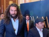 هنيدى بجوار جايسون موموا: يعنى المصور ساب الحفل كله وجاى يصورنى معاه