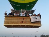 فيديو وصور.. "ضحك ومتعة وسيلفى" على متن رحلات البالون الطائر بسماء الأقصر