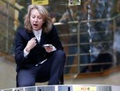 استمرار التظاهر على تغير المناخ فى لندن وناشطة تتسلق بوابة وزارة النقل 