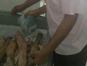 صور.. "تموين أسوان" تضبط 200 كيلو لحوم ودواجن فاسدة