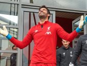 أليسون يشارك فى مران ليفربول استعدادا لكلاسيكو مانشستر يونايتد