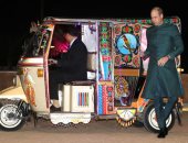 الأمير وليام وزوجته كيت يحضران حفلا بباكستان بالتوكتوك