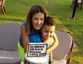 صور.. دنيا سمير غانم تلبي دعوة طفل مريض بالسرطان بمقابلتها وتلعب معه