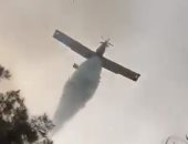 لقطة طريفة وسط الدمار.. طائرة قبرصية تلقى المياه على الدفاع المدنى اللبنانى
