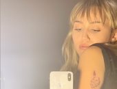 مايلي سايروس تكشف عن تاتو جديد رسمته على ذراعها.. شوفه بنفسك