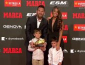 ميسي يتسلم الحذاء الذهبى ونجله يحاول خطف الجائزة.. فيديو