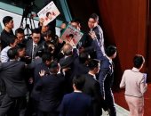 زعيمة هونج كونج تلغى خطابها السنوى بالبرلمان بعد هتافات ضدها