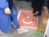 شاهد.. الإيرانيون يدهسون علم تركيا بأقدامهم احتجاجا على العدوان التركى بسوريا