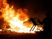 حرق سيارات وسحل متظاهرين.. ارتفاع وتيرة العنف بين الشرطة والمحتجين فى كتالونيا