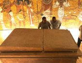 صور.. "الآثار" تعيد تركيب غطاء تابوت الملك الفرعونى توت عنخ آمون