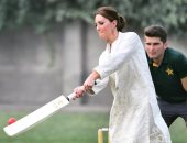 أنيقة فى كل حالاتها.."كيت ميدلتون" تلعب الكريكيت بإطلالة باكستانية وكوتشى
