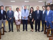 وفد السفارة الأمريكية يزور جامعة سوهاج للتعريف بالمنح الدراسية للطلاب.. صور