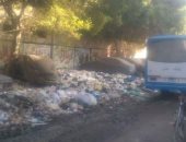 تلال القمامة تغرق شارع عزت باشا بالمطرية