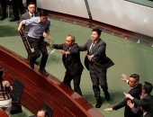 أعضاء البرلمان فى هونج كونج يحتجون على حديث زعيمة المدينة كارى لام وتأجيل الجسلة
