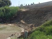 صور.. نائب محافظ الإسماعيلية يتابع إصلاح الانهيار الجزئى لجسر ترعة السويس