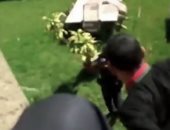 شاهد.. شرطى أمريكى يُلقى مراهق 18 عاما من أعلى سطح منزل