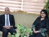 رئيس جامعة المنوفية يسلم نائب رئيس الجامعة للتعليم والطلاب مهام عملها