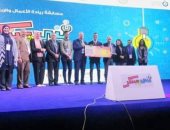 صور.. محافظ الشرقية يهنئ مدرسة منيا القمح لفوزها بمركز أول بمسابقة "فنى مبتكر"